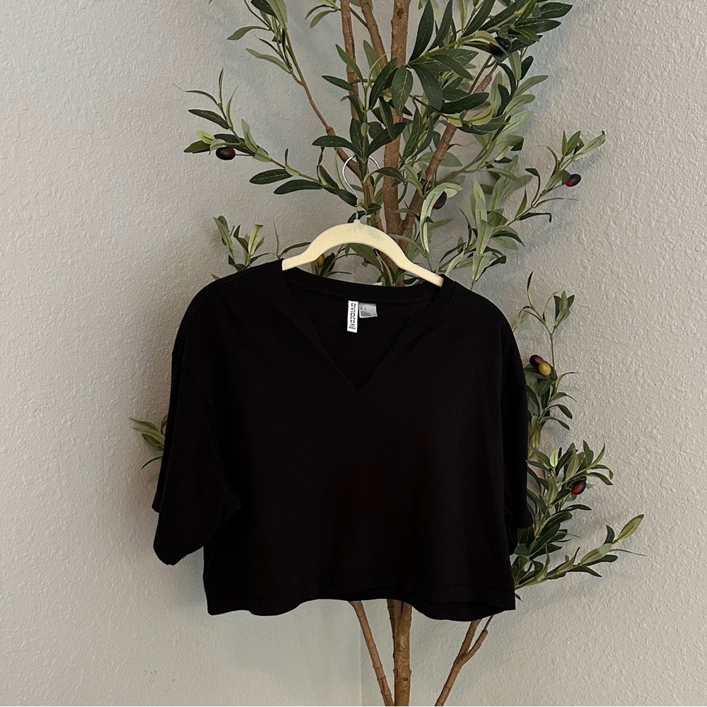 🌟 $10 or Less + BOGO on Sale Items! 🌟 H&M Divided Women’s Cropped Tee